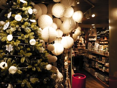 Tree light bulb tree decoration