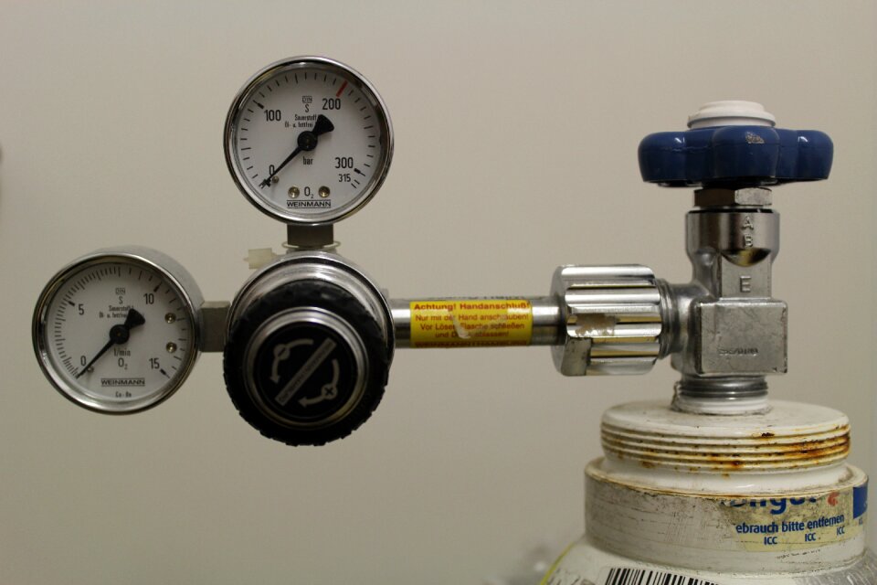 Compressed air bottle hospital