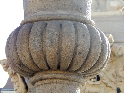 Fountain column sun