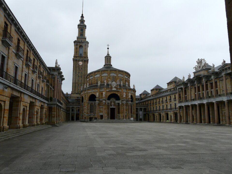 University monument gijón
