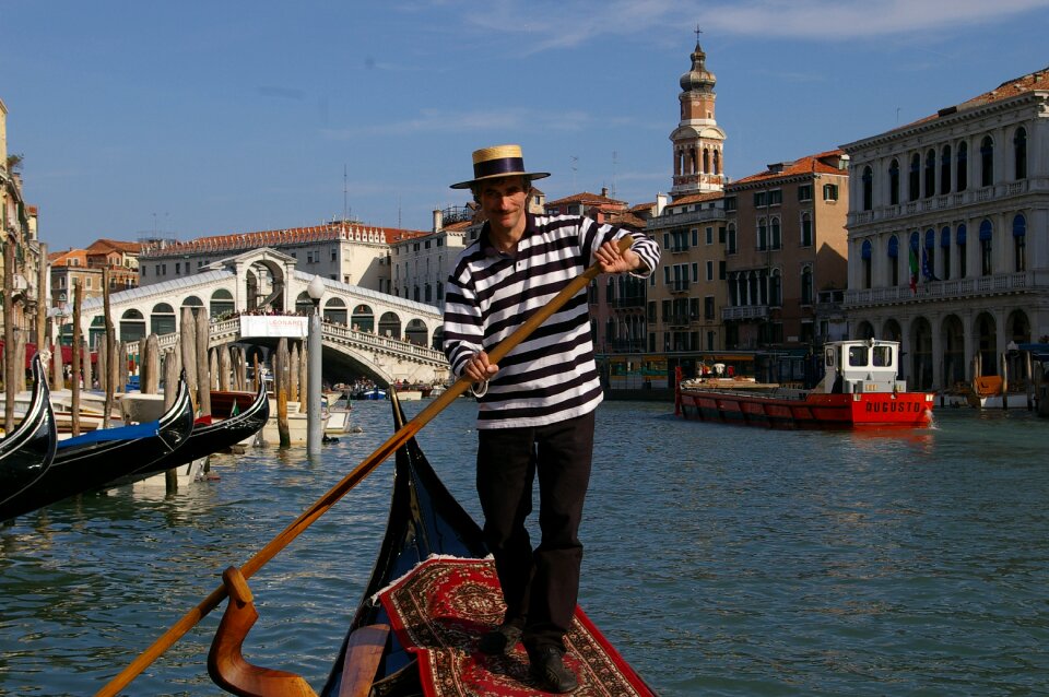 Gondola canal grande rialto bridge