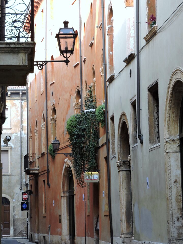 Italy lamppost construction