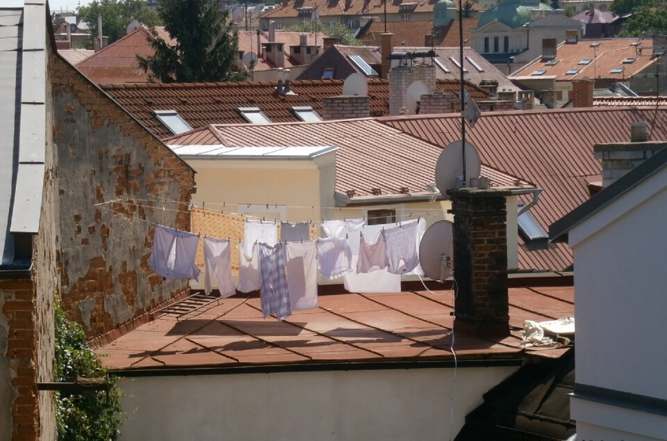 The fringes sheet house with a roof