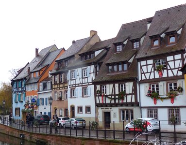 Riverside road train fachwerkhäuser