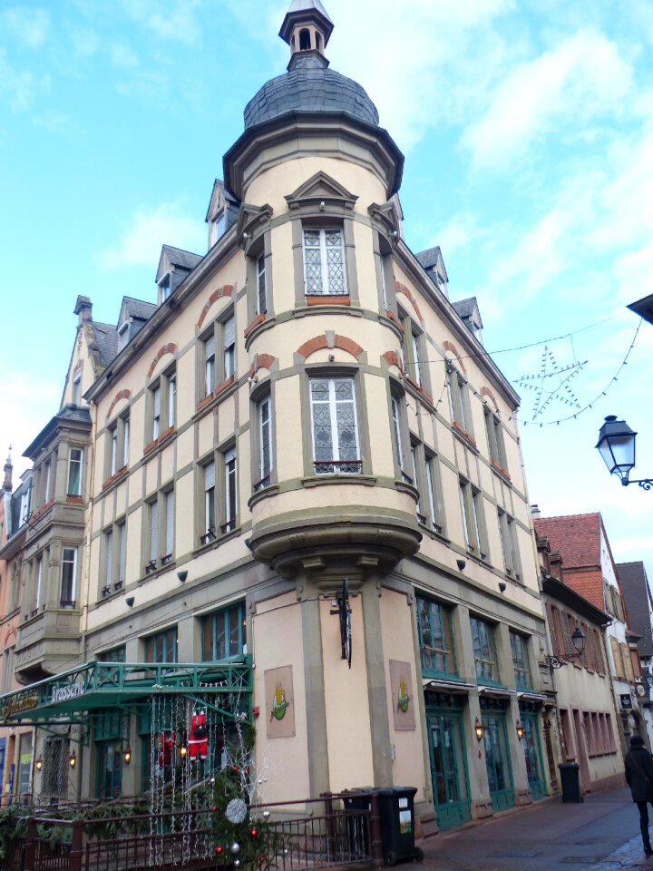 Colmar bay window corner house