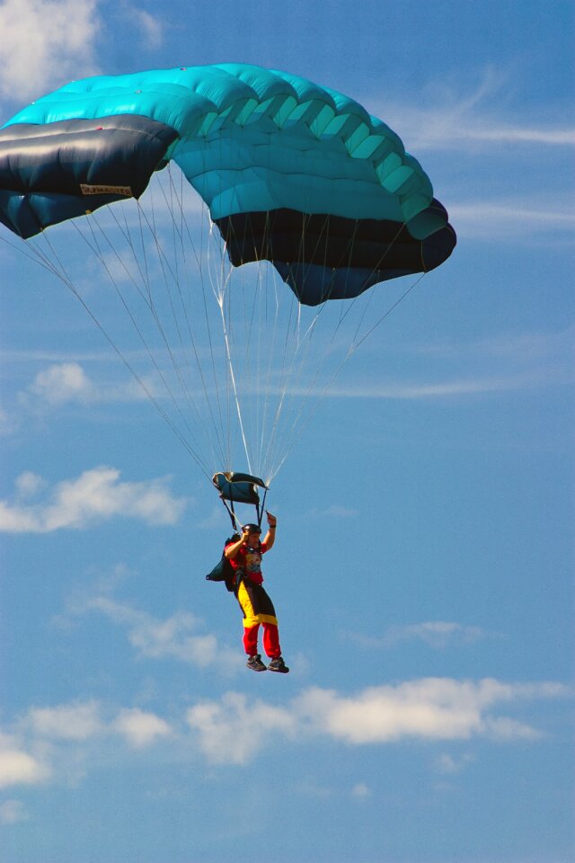 Extreme sports parachutist competition