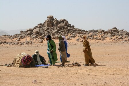 Tuareg men mutual aid photo
