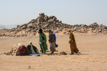 Tuareg men mutual aid