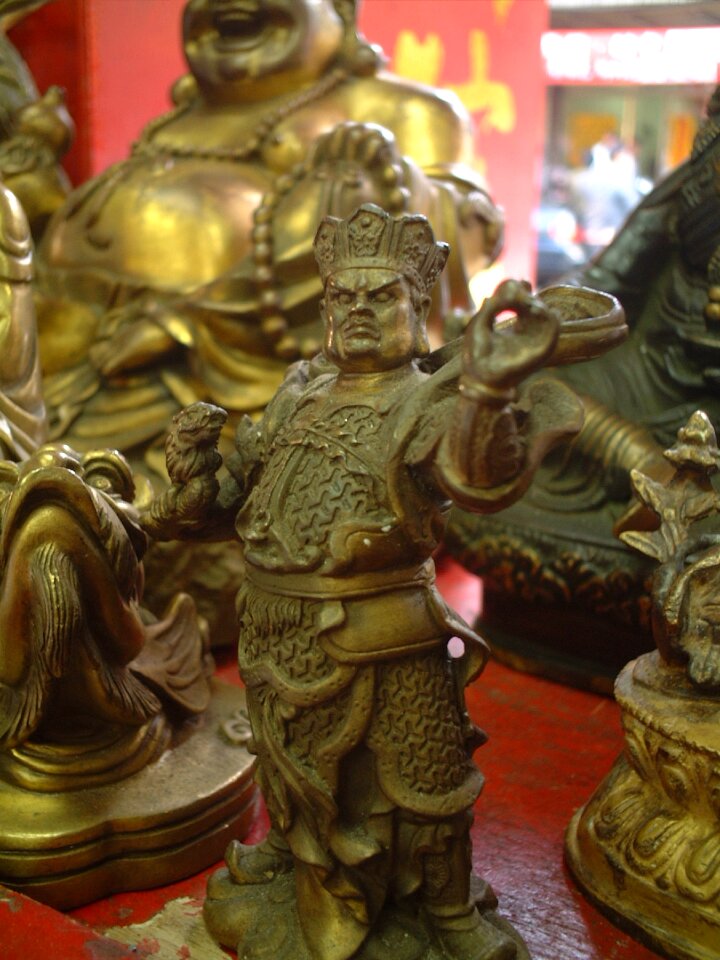 Idol crafts bronze statue