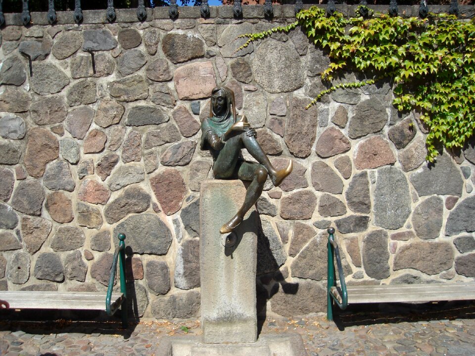 Eulenspiegel figure monument