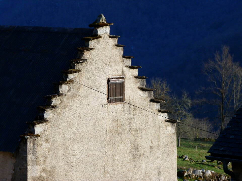 Old contrast houses