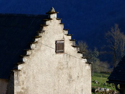 Old contrast houses
