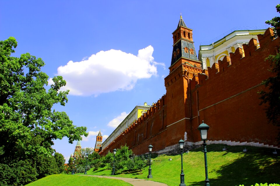 Manezhnaya square aleksandrovskiy garden clouds
