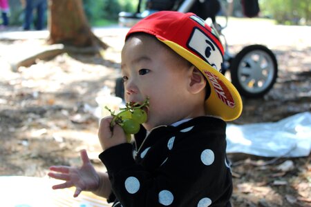 Grand park child eating grapes beau