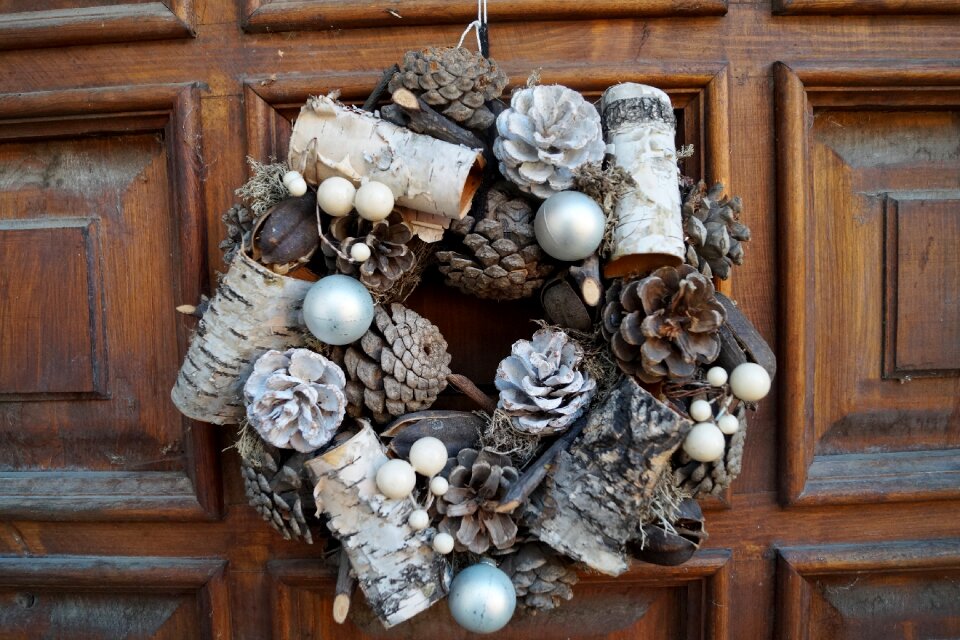 Cones decoration door