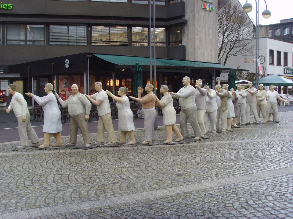 Queue dancing people