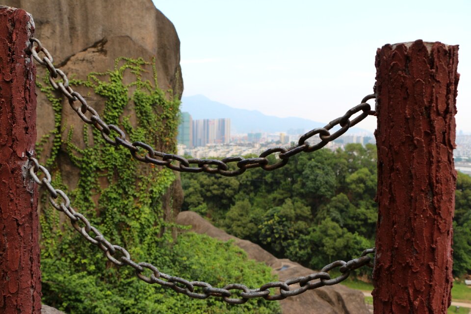The chains railing stone pillars
