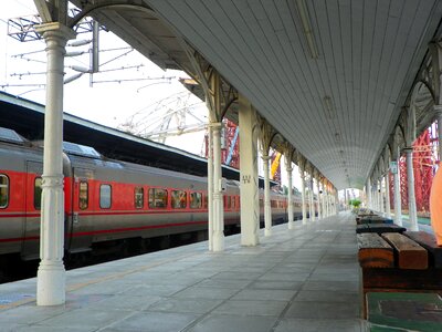 Long gallery train wait