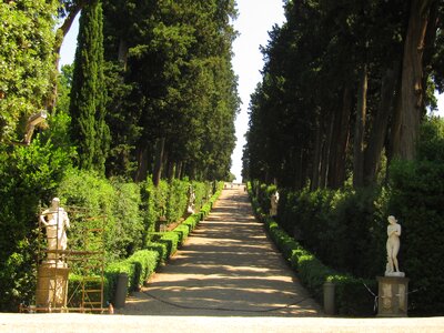 Avenue statues romantic