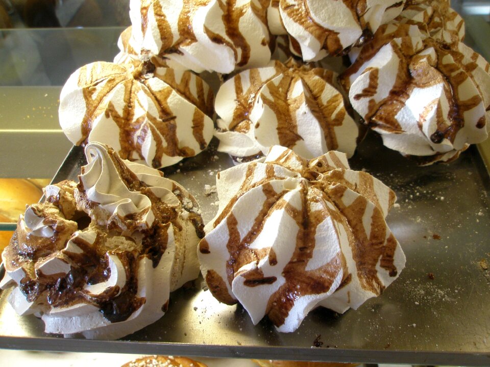 Cake meringue pastries