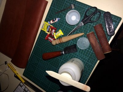 Scissors cowhide edge grinding