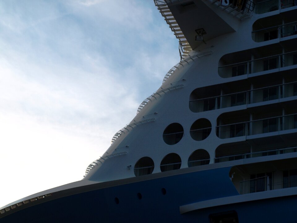 Front shipping ship