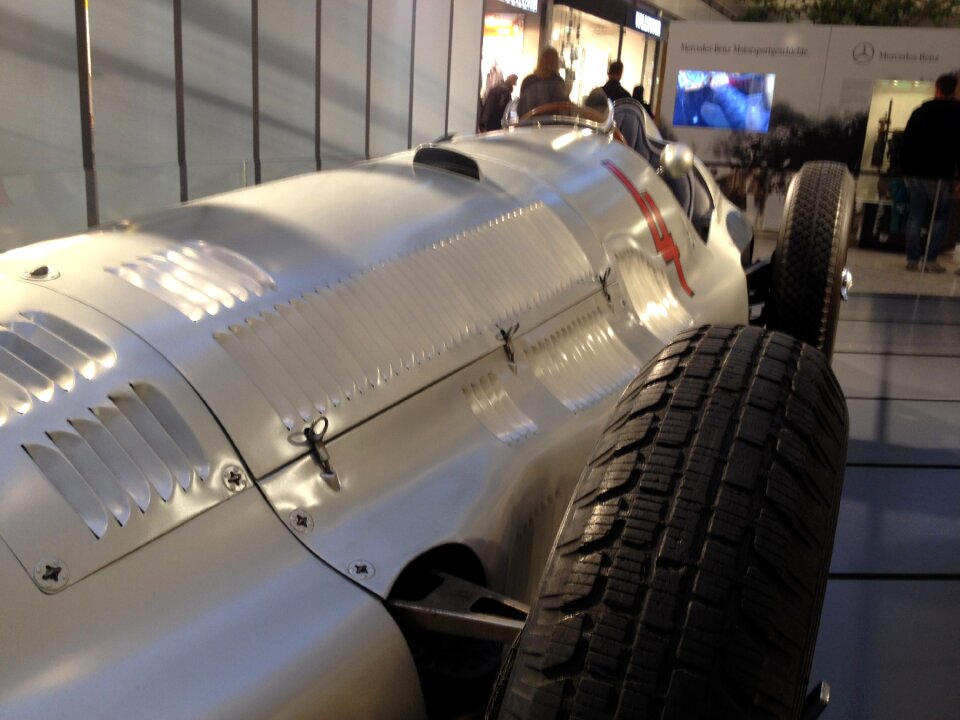 Exhibition automotive vehicle