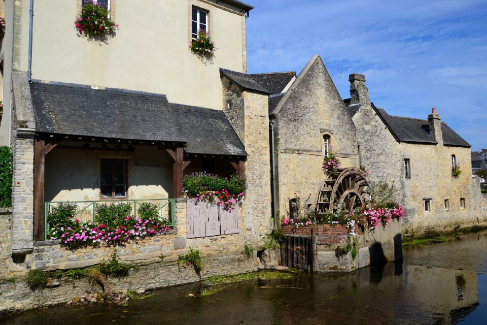 Facade fleurie river wheel