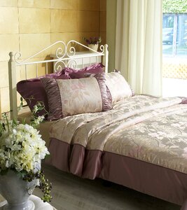 Bedroom bed quilt photo
