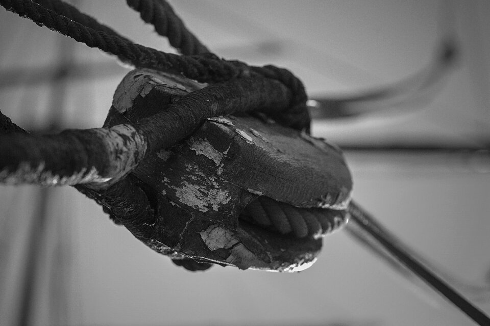 Black and white rope mast