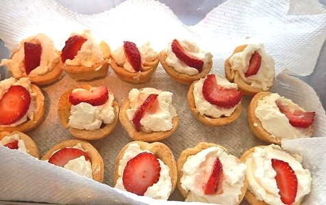 Fresh fruit pastry shells