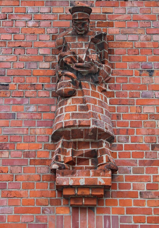 Face lined stone figures