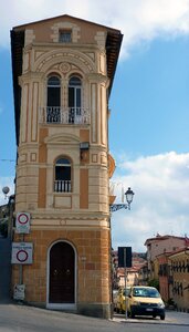 Tuscany house narrow photo