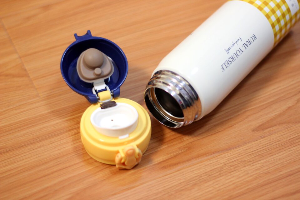 Vacuum flask yellow water glasses