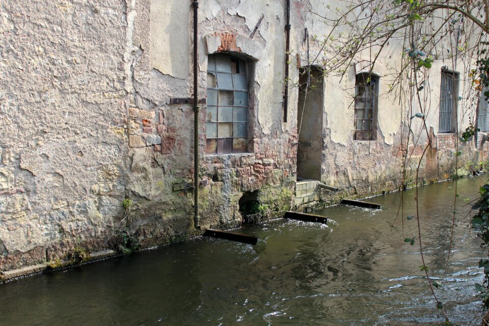 Stone wall structure bricked