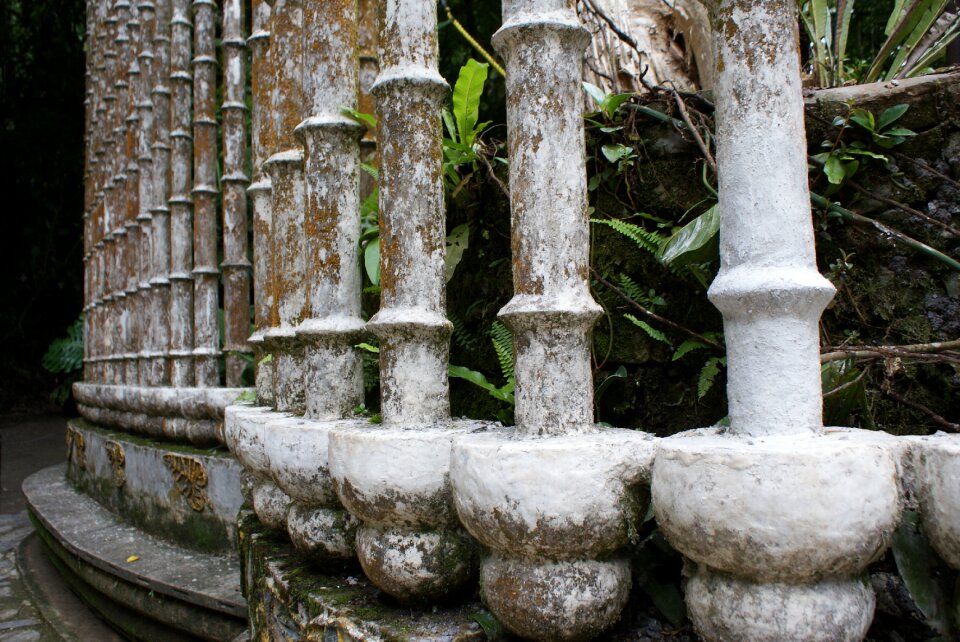 Monument artistic antique