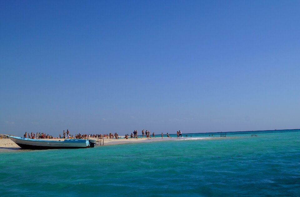 Island sand tourists