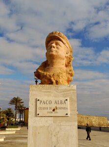 Bust paco alba beach