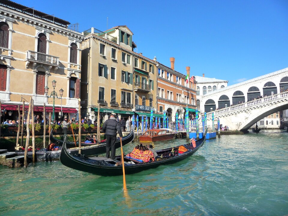 Gondoliers italy bridge
