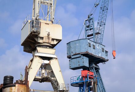 Water crane floating dock