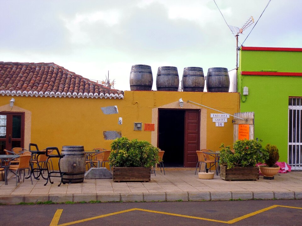 Restaurant eat and drink beer barrels