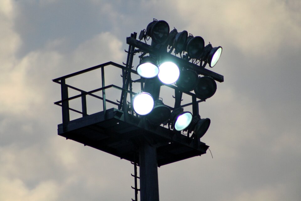 Lighting pole lighting mast