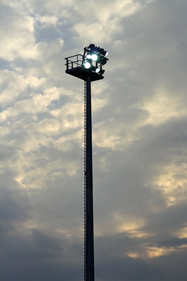 Lighting pole lighting mast