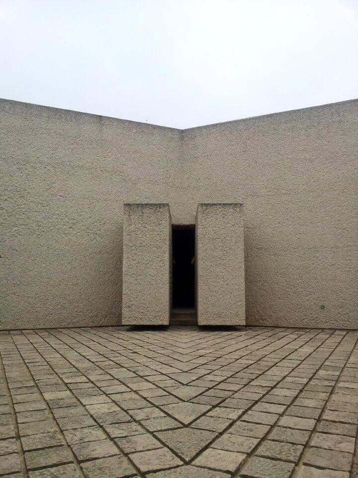 Architecture hole symmetry