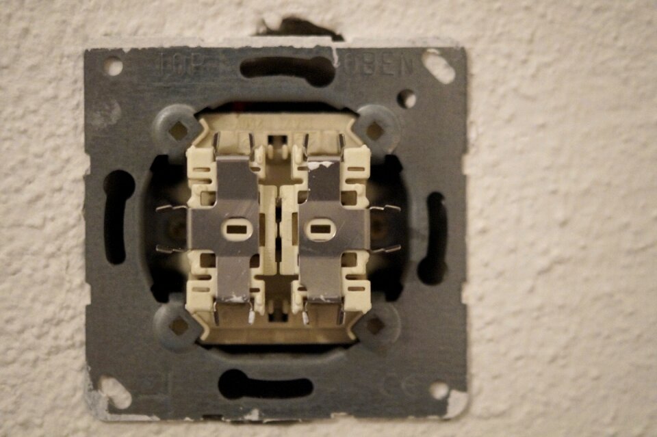 Current inner workings switch