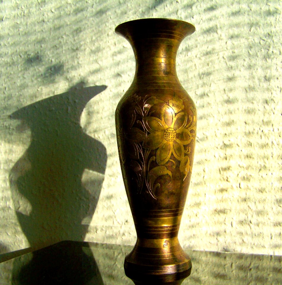 Rézváza ornaments light shadow