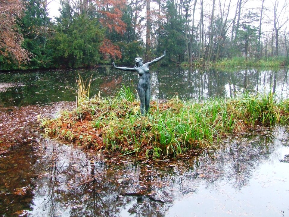 Statue autumn critter