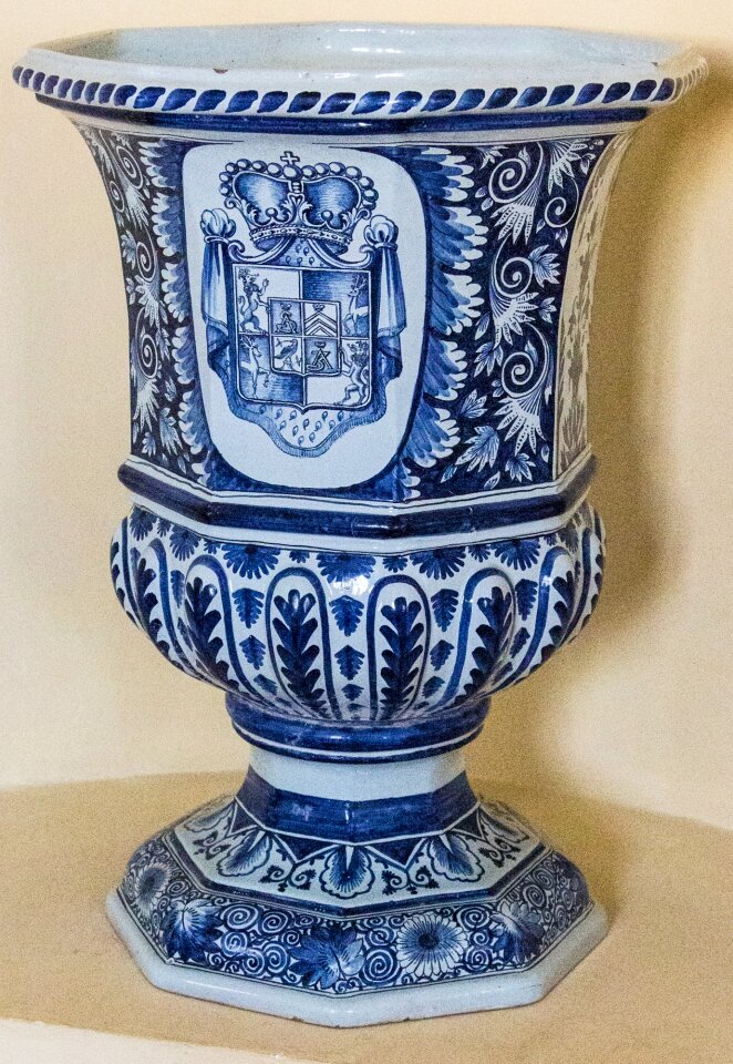 Standvase blue coat of arms