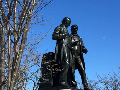 Men plaza monument