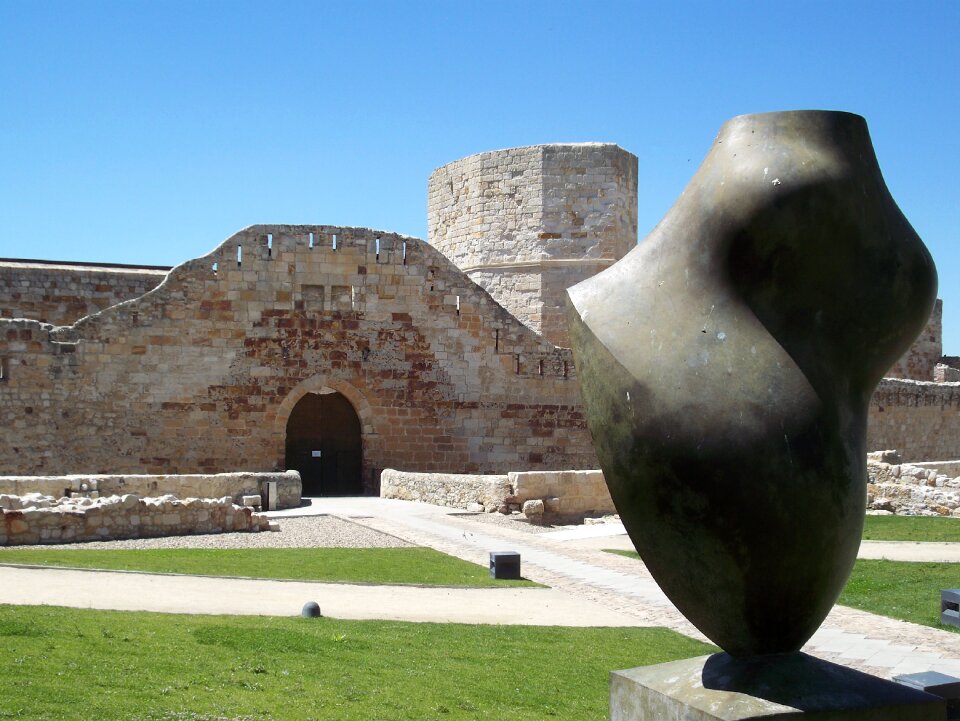 Castilla monument sculpture